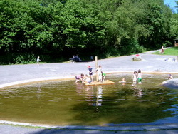 Flo�teich mit Kinder