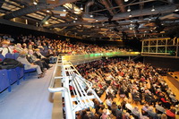 Saal_mit_Besuchern