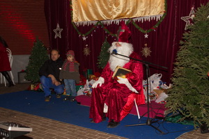 Der Nikolaus auf dem Weihnachtsmarkt in Alsdorf