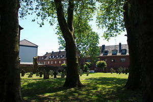 Die Grabkreuze an der alten Kapelle Die Grabkreuze an der alten Kapelle