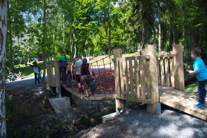 Hängebrücke am Spielplatz